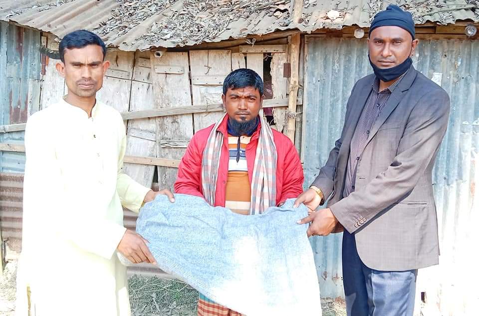 গোবিন্দগঞ্জে অসহায় শীতার্ত মানুষের মাঝে শীতবস্ত্র বিতরণ