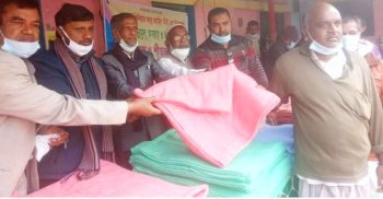 পলাশবাড়ীতে অসহায়-দুঃস্থ শ্রমিকরা পেল নিউ লাইফ ফাউন্ডেশনের কম্বল