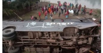 দিনাজপুরে বাস খাদে পড়ে নিহত ২