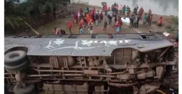 দিনাজপুরে বাস খাদে পড়ে নিহত ২