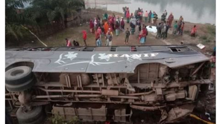 দিনাজপুরে বাস খাদে পড়ে নিহত ২