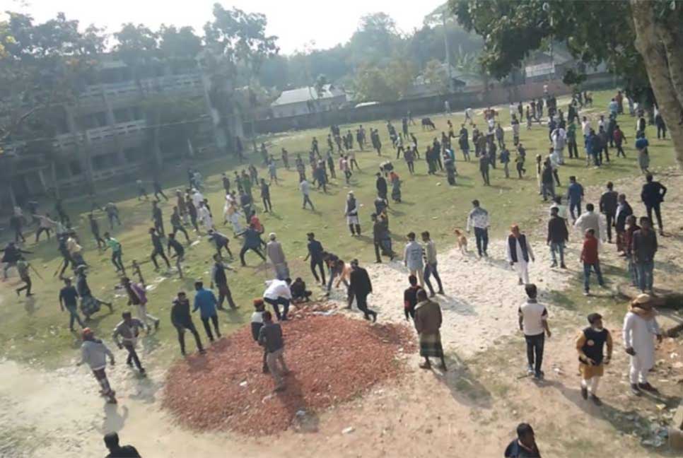 ফুল দেওয়াকে কেন্দ্র করে আওয়ামী লীগের দু’পক্ষের সংঘর্ষ