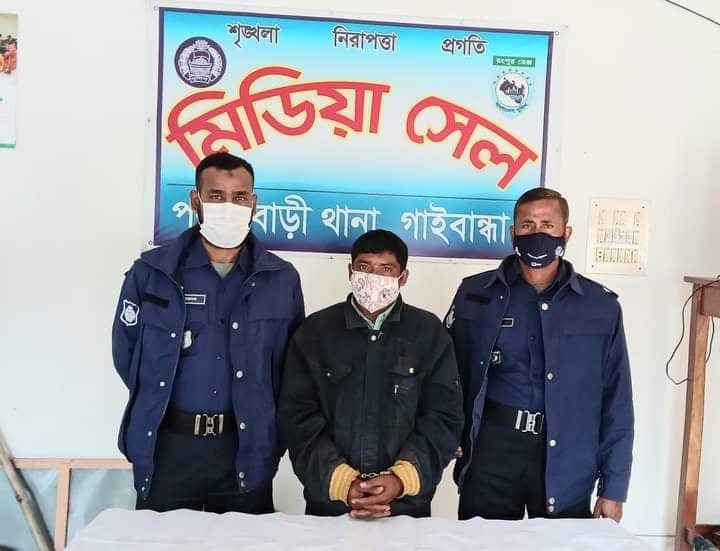 পলাশবাড়ীতে সোয়া কেজি গাঁজাসহ মাদক ব্যবসায়ী গ্রেফতার