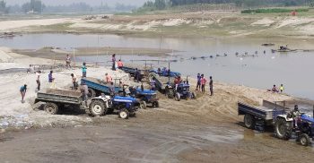 সরিষার মধ্যেই ভূত, প্রশাসনের যোগসাজশেই চলছে বালু উত্তোলন