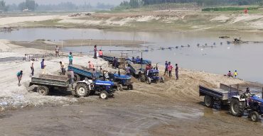সরিষার মধ্যেই ভূত, প্রশাসনের যোগসাজশেই চলছে বালু উত্তোলন
