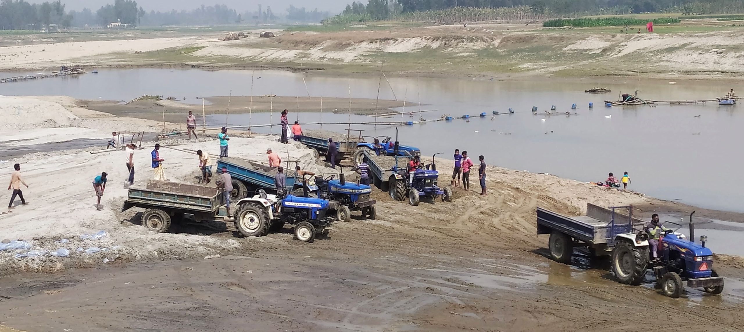 সরিষার মধ্যেই ভূত, প্রশাসনের যোগসাজশেই চলছে বালু উত্তোলন