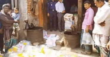 সয়াবিন তেল খুলে বিক্রি; ব্যবসায়ীর জরিমানা