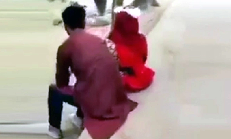 নববর্ষে পার্কে কিশোর-কিশোরী, ভিডিও করে দুই ডিবি বরখাস্ত