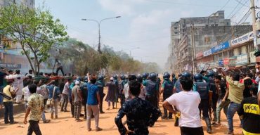 নিউ মার্কেটে ব্যবসায়ী-শিক্ষার্থী সংঘর্ষ; সাংবাদিকসহ আহত ২০