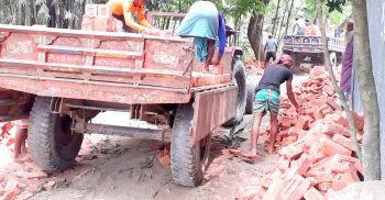 পলাশবাড়ীতে হেরিং বোন বন্ড কাজে ব্যাপক অনিয়মের অভিযোগ