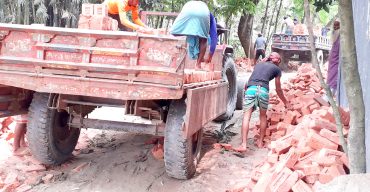 পলাশবাড়ীতে হেরিং বোন বন্ড কাজে ব্যাপক অনিয়মের অভিযোগ