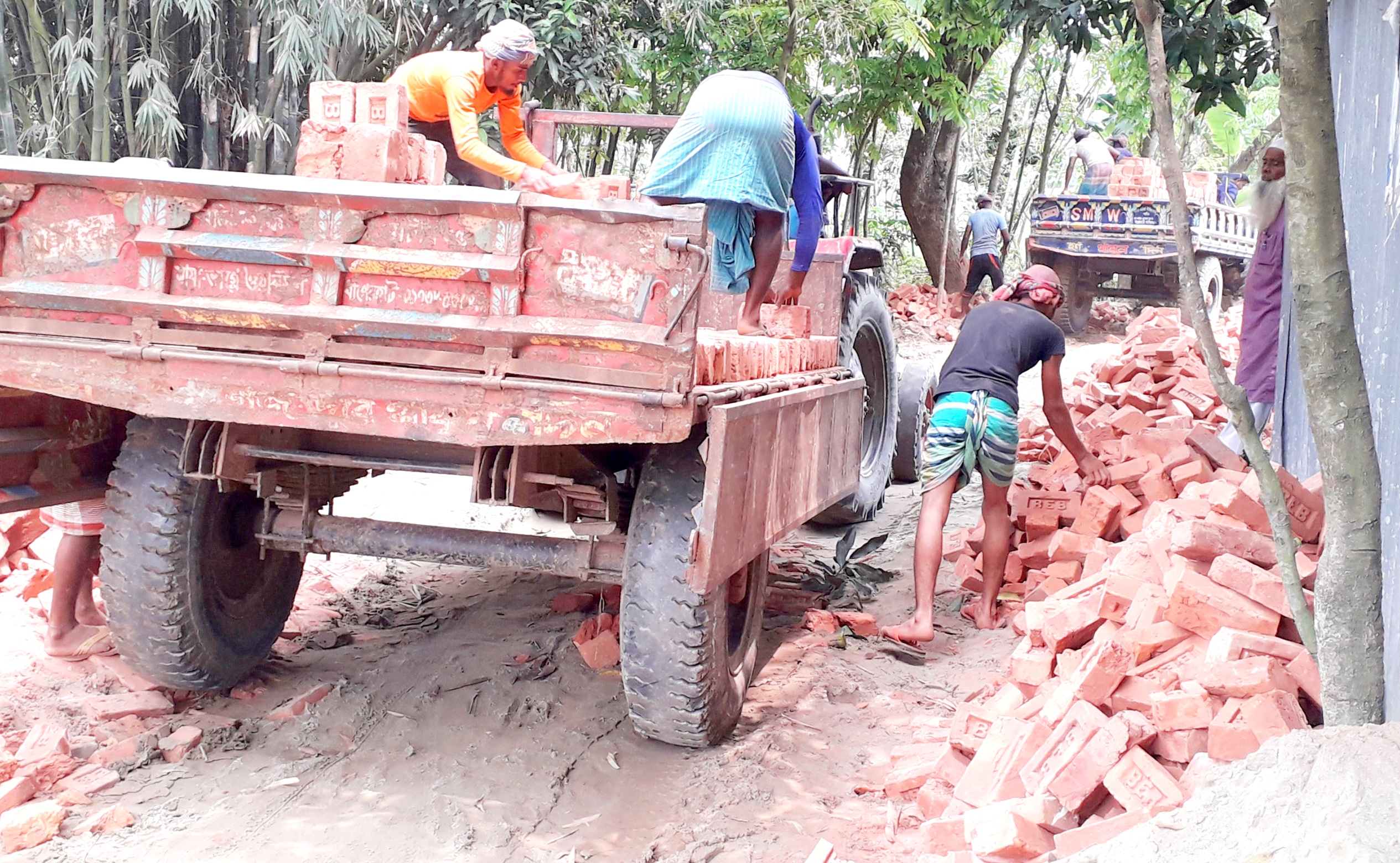 পলাশবাড়ীতে হেরিং বোন বন্ড কাজে ব্যাপক অনিয়মের অভিযোগ