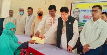 গোবিন্দগঞ্জে এমপির ঐচ্ছিক তহবিল থেকে দুঃস্থ অসহায় পরিবারের মাঝে অর্থ বিতরণ