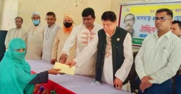 গোবিন্দগঞ্জে এমপির ঐচ্ছিক তহবিল থেকে দুঃস্থ অসহায় পরিবারের মাঝে অর্থ বিতরণ