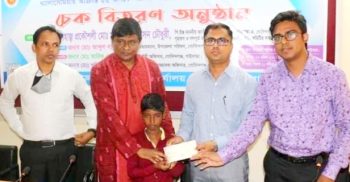 গোবিন্দগঞ্জ উপজেলায় দুরারোগ্য রোগীদের মাঝে চেক বিতরন