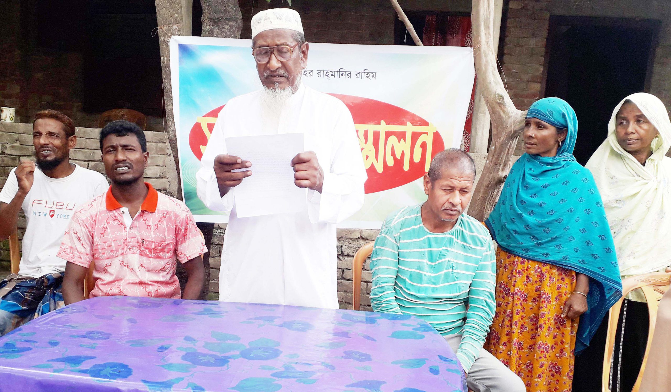 পলাশবাড়ীতে মানসিক ভারসাম্যহীন ভাইয়ের জমি লিখে নেয়ার প্রতিবাদে সংবাদ সম্মেলন