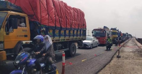 সিরাজগঞ্জে মহাসড়কে থেমে থেমে যানজট