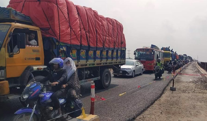 সিরাজগঞ্জে মহাসড়কে থেমে থেমে যানজট