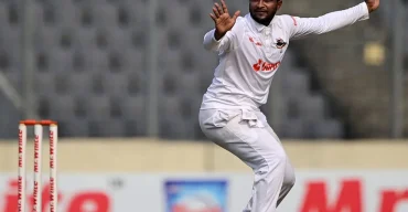 সাদা পোশাকেও রঙীন, তার হাতেই সুদিন