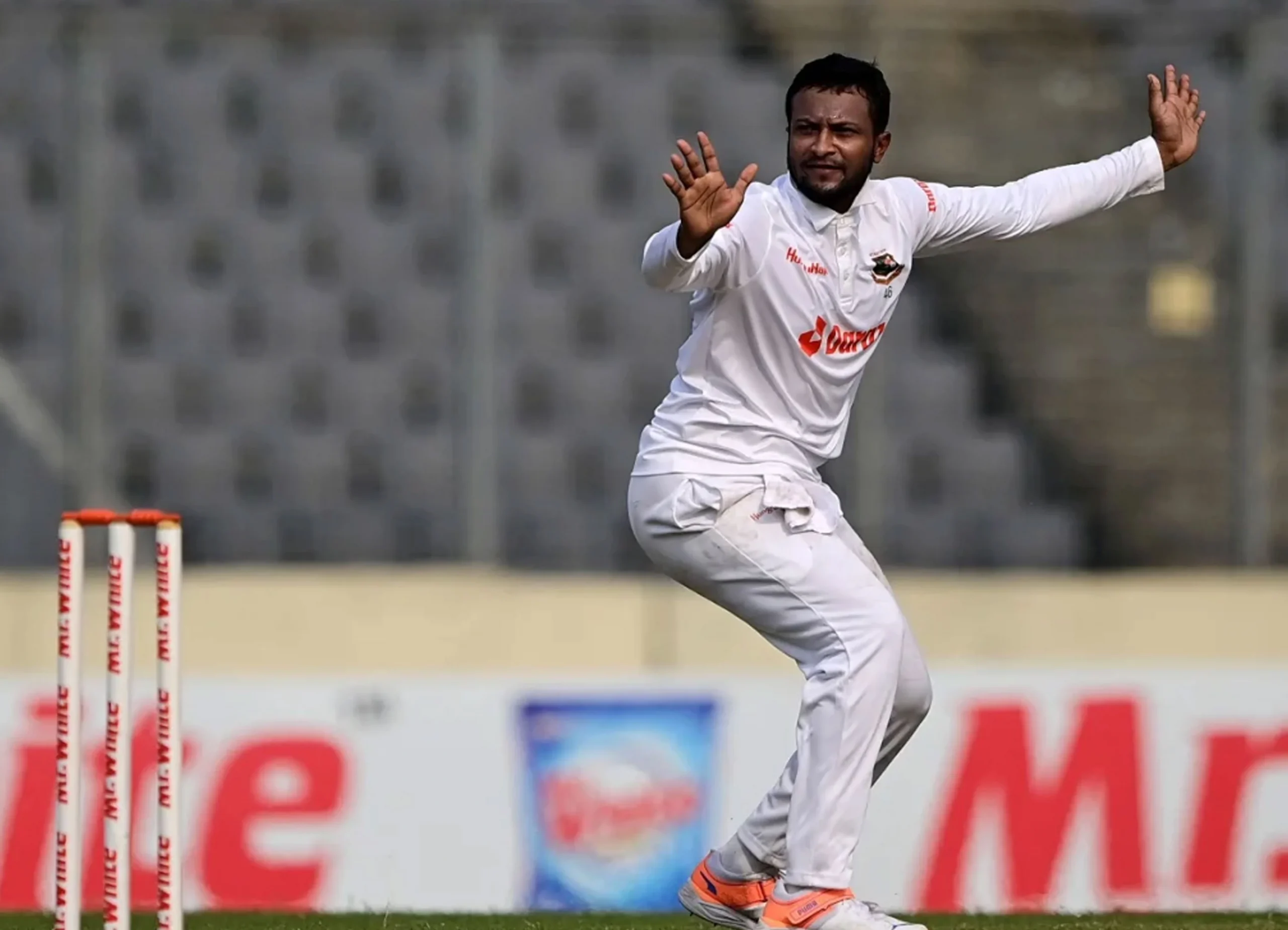 সাদা পোশাকেও রঙীন, তার হাতেই সুদিন