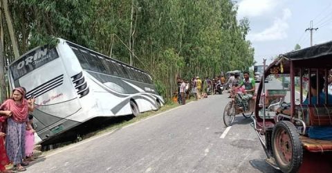 পলাশবাড়ীতে অটোরিক্সাকে সাইড দিতে গিয়ে বাস খাদে, আহত ১৫