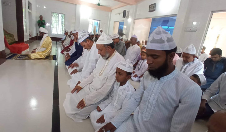 সৌদির সঙ্গে মিল রেখে ঈদ করছে বরিশালের হাজারও মানুষ