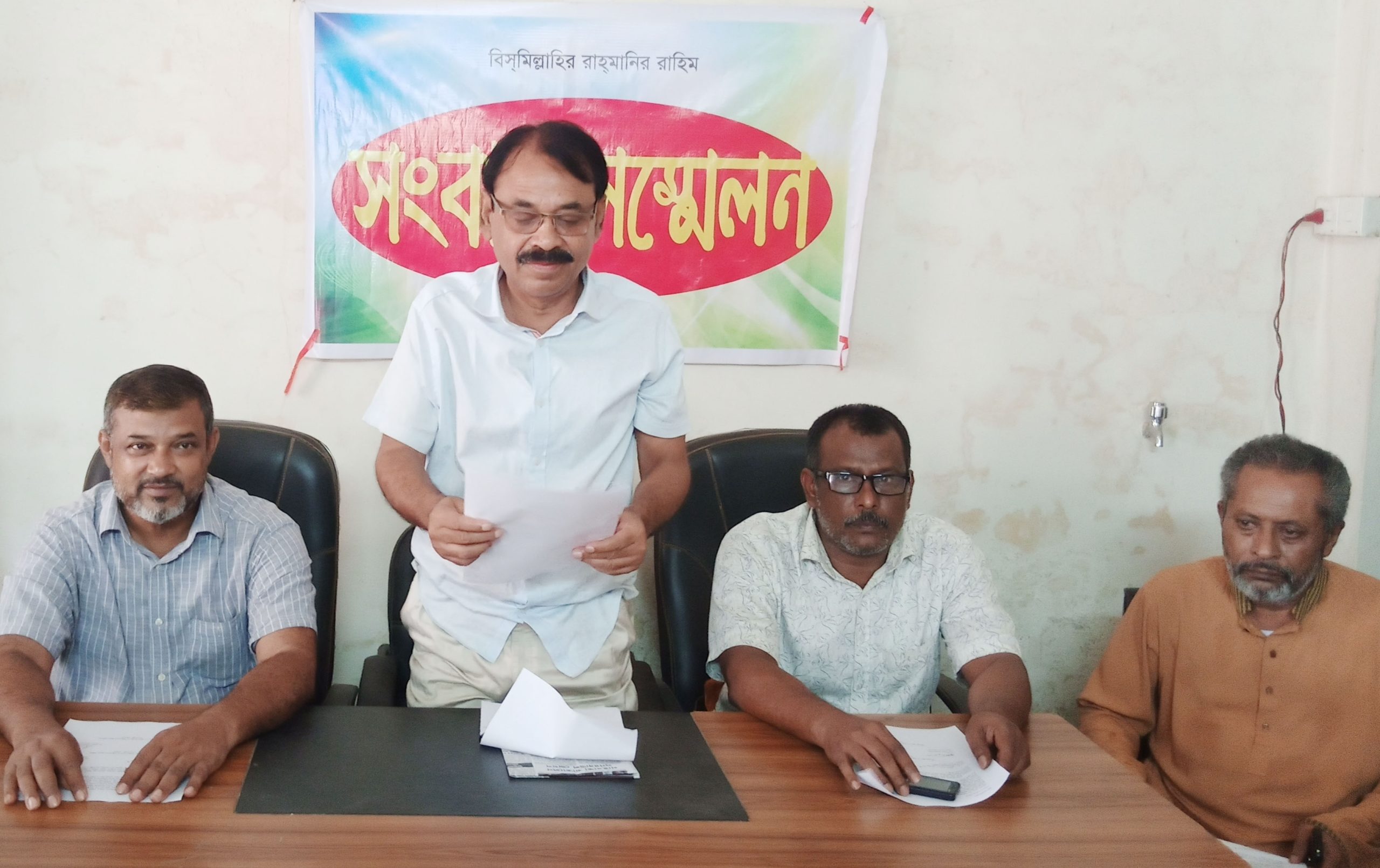 মহাসড়কে চাঁদাবাজী বন্ধের দাবীতে পলাশবাড়ীতে সংবাদ সম্মেলন