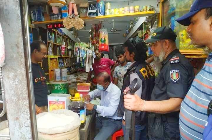 গাইবান্ধায় সয়াবিন তেল গুদামজাত করে বাজারে সংকট সৃষ্টির দায়ে ৫ প্রতিষ্ঠানকে জরিমানা