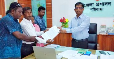 ১৬ দফা দাবিতে গাইবান্ধা জেলা প্রশাসকের কার্যালয় ঘেরাও ও স্মারকলিপি প্রদান আদিবাসীদের