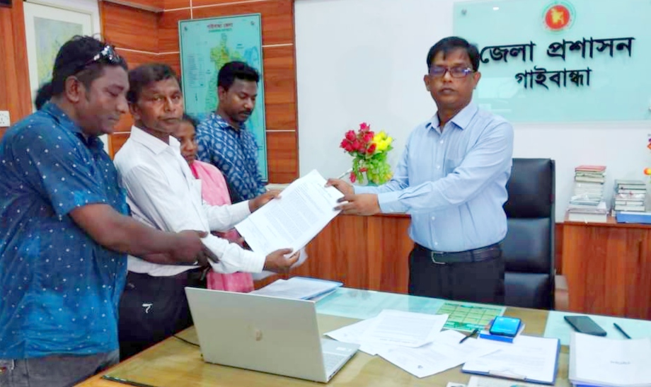 ১৬ দফা দাবিতে গাইবান্ধা জেলা প্রশাসকের কার্যালয় ঘেরাও ও স্মারকলিপি প্রদান আদিবাসীদের