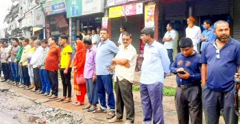 পলাশবাড়ীতে সাংবাদিকের বিরুদ্ধে ষড়যন্ত্রের প্রতিবাদে মানববন্ধন