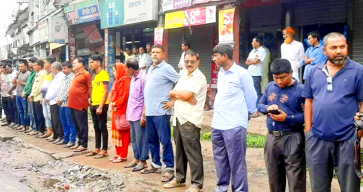 পলাশবাড়ীতে সাংবাদিকের বিরুদ্ধে ষড়যন্ত্রের প্রতিবাদে মানববন্ধন