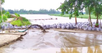 গোবিন্দগঞ্জে পানি উন্নয়ন বোর্ডের নদীর তীররক্ষা কাজে ফাকিবাজি, রাত ১২ টায় চলছে কাজ