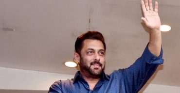 সালমান খানকে হত্যাচেষ্টা অল্পের জন্য বেঁচে গেলেন