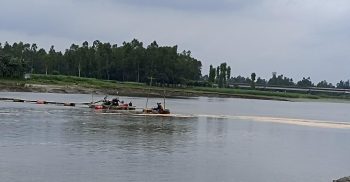 গোবিন্দগঞ্জে নদী থেকে বালু উত্তোলন, হুমকির মুখে বড়দহ সেতু