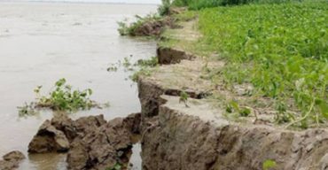 গাইবান্ধা ভাংগন আতঙ্কে নদীর পাড়ের মানুষ