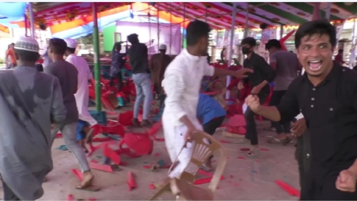 গাইবান্ধায় ইমাম-ওলামা পরিষদের মিছিল থেকে আ. লীগের সম্মেলন মঞ্চে হামলা, ভাঙচুর