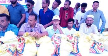 বাহুবলে বানভাসি মানুষের মাঝে ত্রাণ বিতরণ