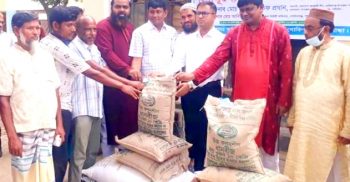 গোবিন্দগঞ্জে প্রান্তিকচাষীদের মাঝে বিনামূল্যে বীজ ও সার বিতরণ
