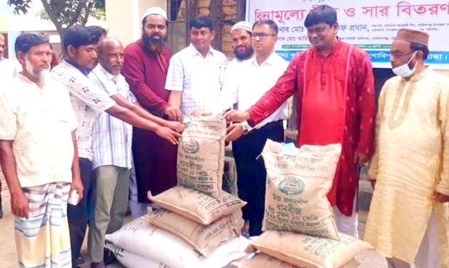 গোবিন্দগঞ্জে প্রান্তিকচাষীদের মাঝে বিনামূল্যে বীজ ও সার বিতরণ