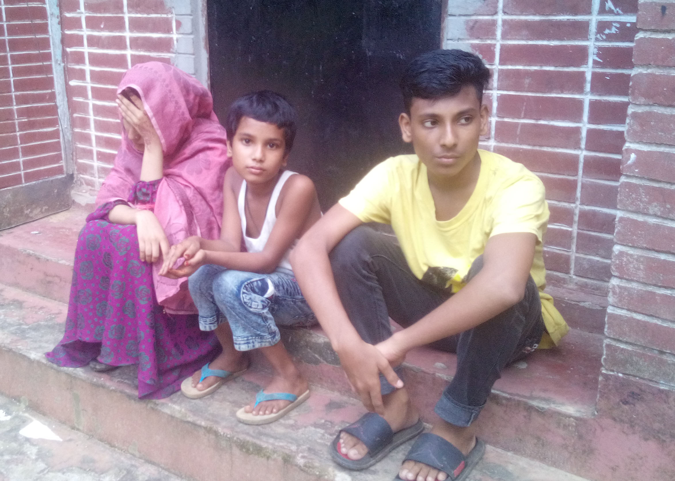 হবিগঞ্জে নিষ্ঠুরতায় আবদ্ধ কলেজ ছাত্রীসহ তার দুই ভাই