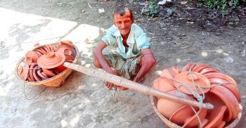 একজন হরিদাস পালের সংসার চলে হাঁড়ি পাতিল বিক্রি করে