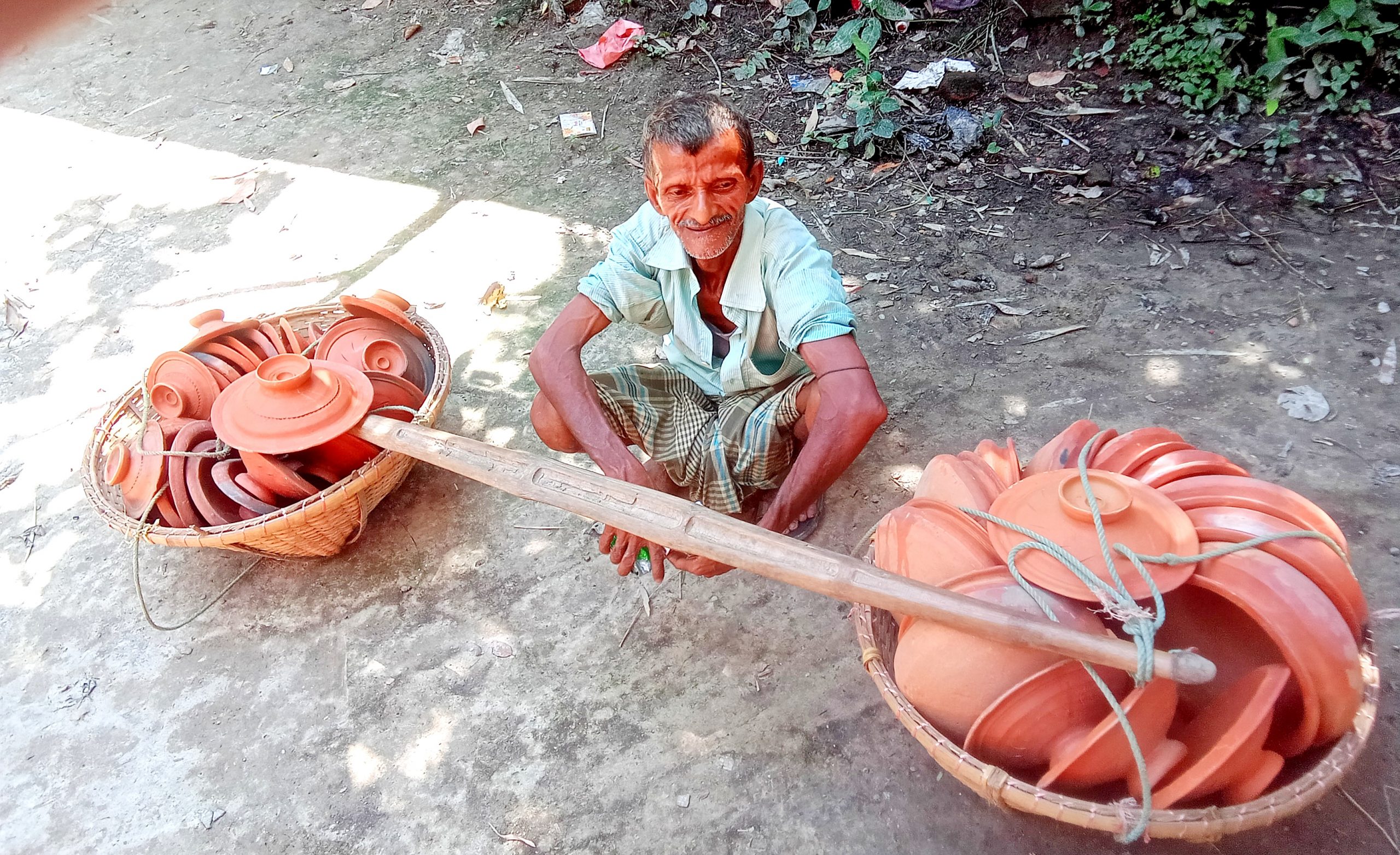 একজন হরিদাস পালের সংসার চলে হাঁড়ি পাতিল বিক্রি করে