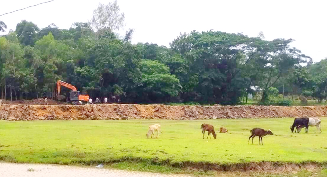 জেলা প্রশাসনের আদেশ অমান্য করে খেলার মাঠের মাটি কর্তন, এলাকাবাসীর অভিযোগ দায়ের