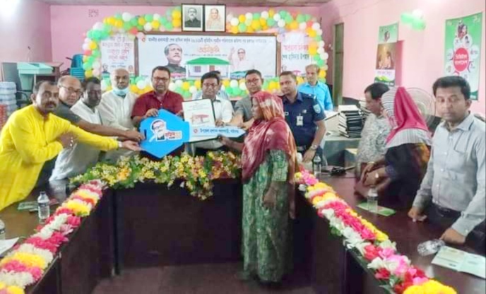 পলাশবাড়ীতে ১৪০টি পরিবারের মাঝে জমি ও গৃহ হস্তান্তর