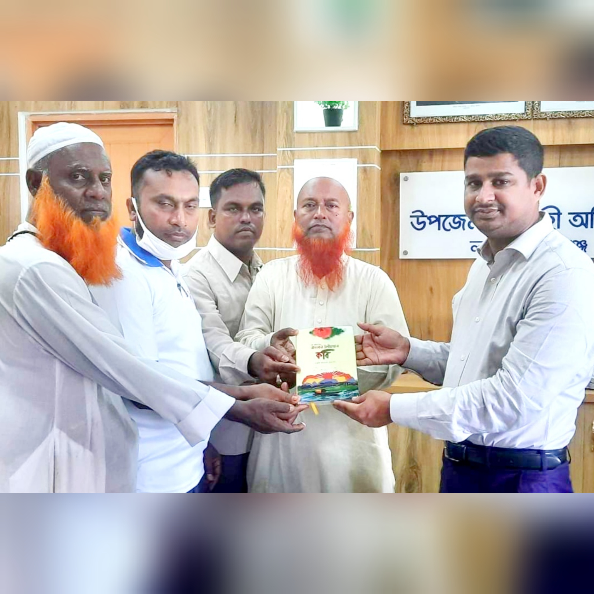 লাখাই ইউএনও’র হাতে কবি গ্রন্ত তুলে দেন মহিউদ্দিন