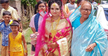 বিয়ে করতে বরের বাড়ীতে গেলেন কনে