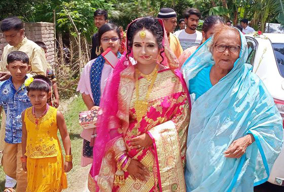 বিয়ে করতে বরের বাড়ীতে গেলেন কনে