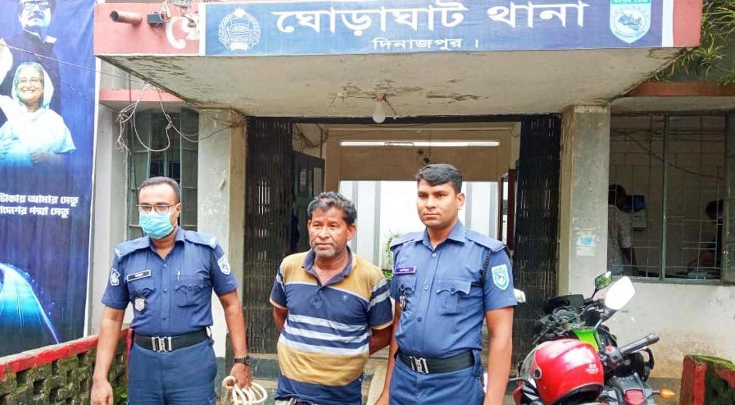 ঘোড়াঘাটে ব্যাগে ইয়াবা রেখে নারীকে ফাঁসাতে গিয়ে আটক মাদক সম্রাট হালিম