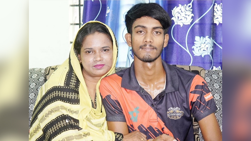 ফেসবুকে প্রেম, ৪০ বছরের শিক্ষিকাকে বিয়ে করলেন কলেজছাত্র